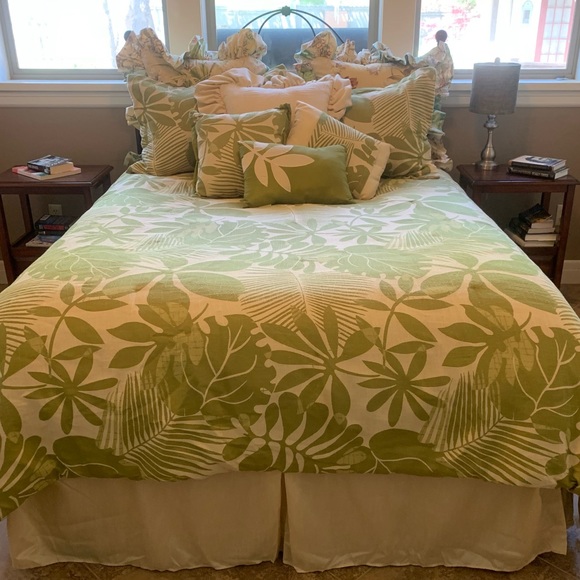 J. Queen New York Other - Beautiful Queen Bedding and art New condition